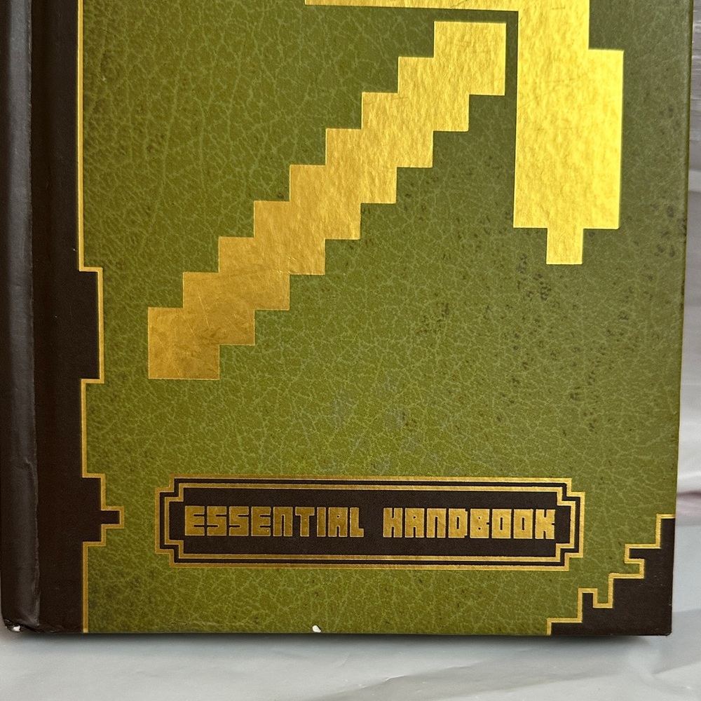 Minecraft Essential Handbook - Updated Edition - Picture 3 of 10